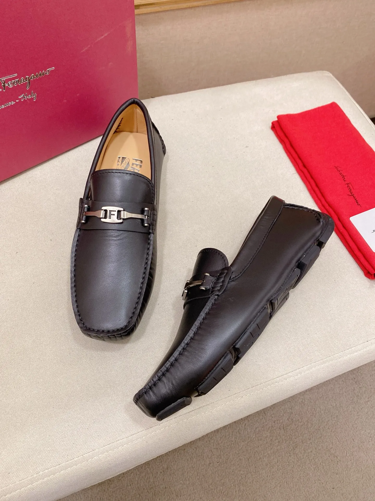 Factory price: 540💰High-end quality! Ferragamo🆕🆕Exclusive hot-selling products in stock🔥🔥New products on the shelves, high-quality Ferragamo men's pea shoes, high-end casual driving shoes, with complete packaging! 💪 💪 Material: imported first-layer cowhide 🐂 + imported high-quality water-dyed cowhide lining + wear-resistant outsole 👍🏻👍🏻 Features: high-end and comfortable, purely handmade 🚀 🚀 Create the perfect shoe that suits you best 🔥 🔥 Size: (38-44) 45 standard size can be customized!